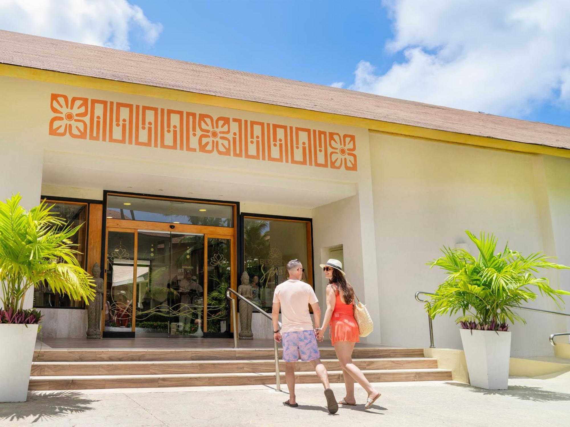 Majestic Colonial Punta Cana (Adults Only) Exterior photo Entrance to the hotel